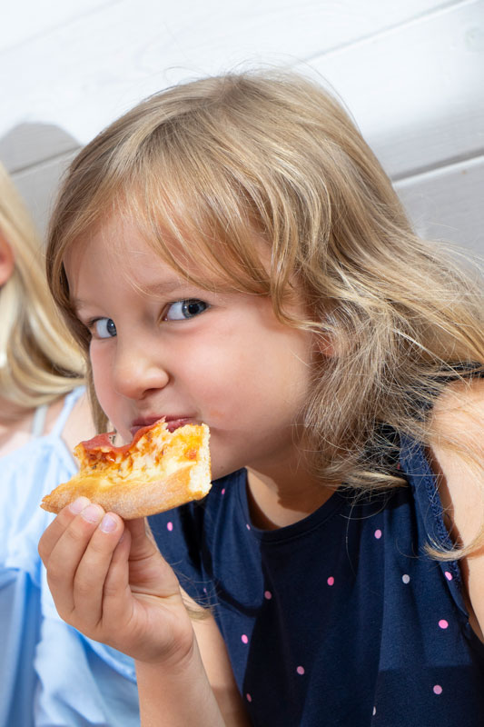 Kind-Pizza-essen-Kiddi-Car.jpg